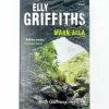 Elly Griffiths: Maan alla