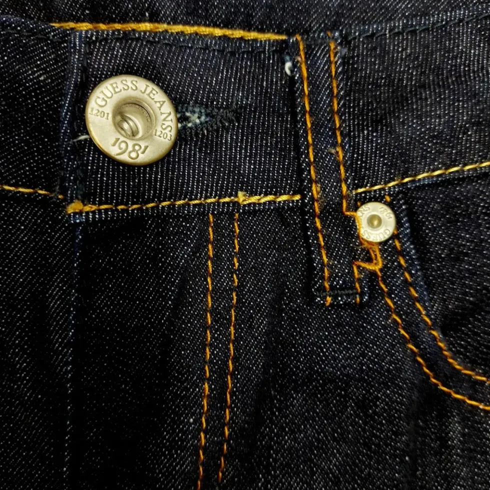 Guess farkut koko 25"