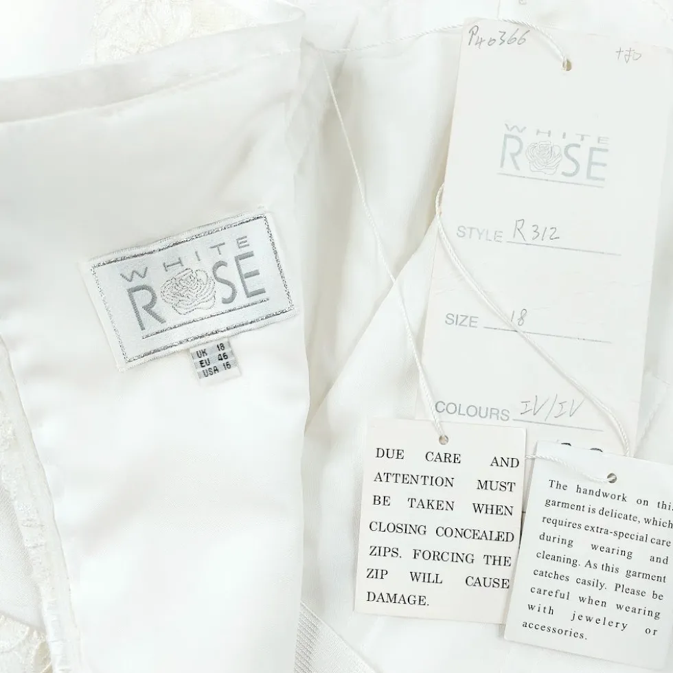 White Rose pitsihääpuku laahuksella koko 46