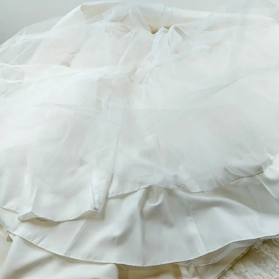 White Rose pitsihääpuku laahuksella koko 46