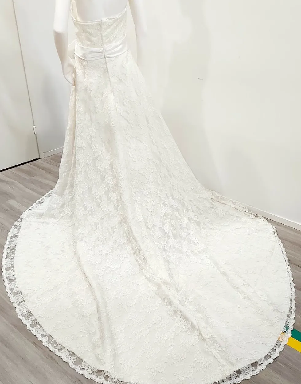 White Rose pitsihääpuku laahuksella koko 46